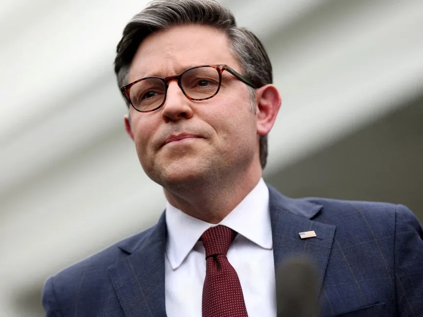 رئيس مجلس النواب الأميركي مايك جونسون يتحدث لوسائل إعلام في واشنطن. 27 فبراير 2024 - REUTERS