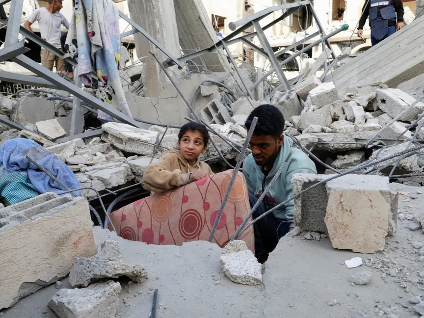 فلسطينيون يتفقدون موقع غارة إسرائيلية على منزل في خان يونس جنوب قطاع غزة. 22 أبريل 2025 - Reuters