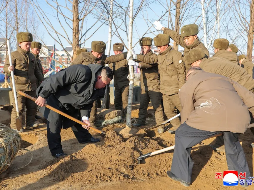 زعيم كوريا الشمالية يتفقد بناء نصب تذكاري للجنود الذي سقطوا في روسيا
