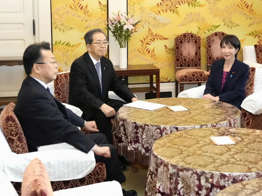 زعيم حزب "كوميتو" تيتسو سايتو، وأمينه العام ماكوتو نيشيدا خلال لقاء مع ساناي تاكايشي الرئيسة المنتخبة حديثًا للحزب الديمقراطي الليبرالي وأمينه العام شونيتشي سوزوكي في البرلمان الياباني. 10 أكتوبر 2025 - reuters