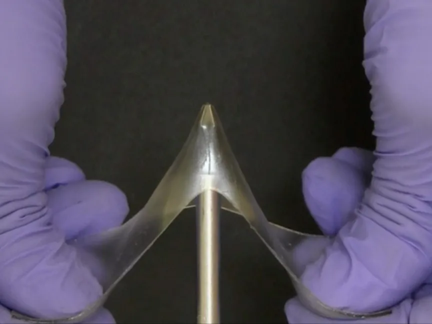 يتمدد الزجاج الجديد حتى 5 أضعاف طوله الأصلي ويعود إلى حالته الأصلية بعد تعريضه للحرارة. - NC State University