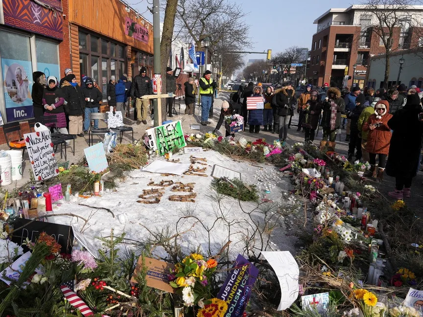 نصب تذكاري مؤقت في الموقع الذي لقي فيه أليكس بريتي حتفه برصاص عملاء الهجرة الفيدراليين الذين كانوا يحاولون اعتقاله في مينيابوليس بمينيسوتا. 25 يناير 2026 - Reuters