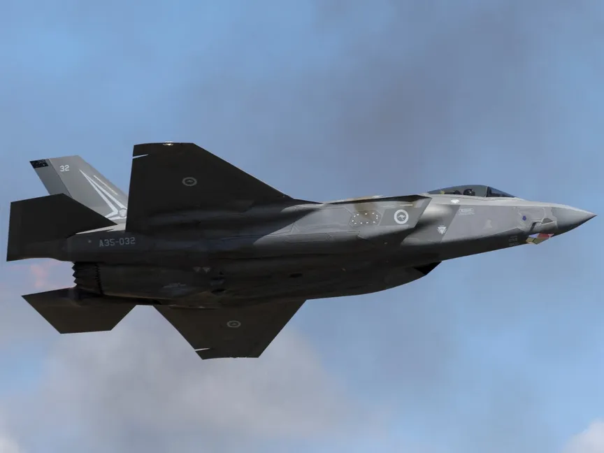 مقاتلة من طراز F-35A Lightning II تابعة لسلاح الجو الأميركي تؤدي عرضاً خلال معرض جوي دولي في أستراليا. 25 مارس 2025 - Reuters