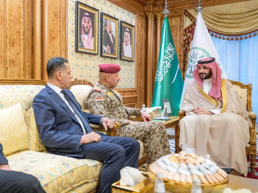 وزير الدفاع السعودي الأمير خالد بن سلمان يلتقي مدير مكتب القائد العام للقوات المسلحة العراقية الفريق الأول الركن عبدالأمير الشمري. 13 أغسطس 2026 - X@kbsalsaud