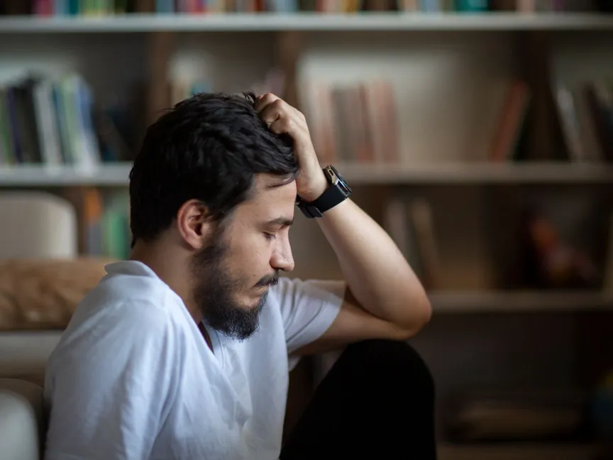 رجل جالس يشعر باضطراب - Getty