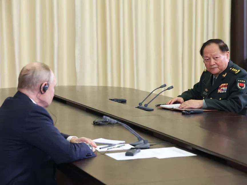 الرئيس الروسي فلاديمير بوتين يجتمع مع نائب رئيس اللجنة العسكرية المركزية الصينية الفريق أول تشانج يوشيا في مقر إقامته في نوفو أوجاريوفو خارج موسكو. 8 نوفمبر 2023 - REUTERS