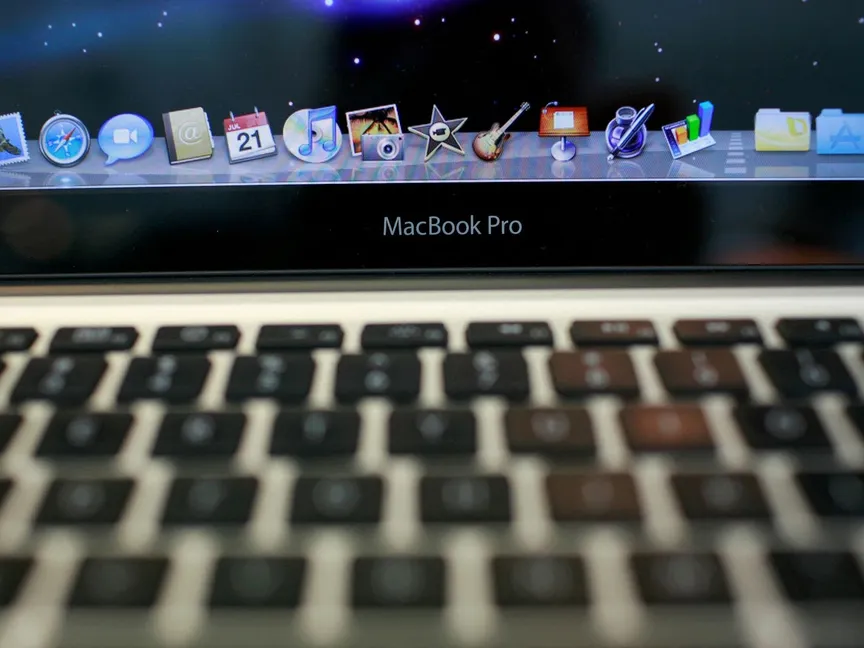 أحد حواسيب أبل ماك بوك برو في متجر من متاجر الشركة بسان فرانسيسكو. - REUTERS