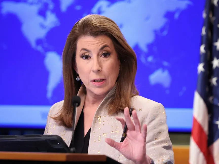 المتحدثة باسم وزارة الخارجية الأميركية تامي بروس تتحدث خلال مؤتمر صحافي في واشنطن العاصمة. 6 مارس 2025 - Reuters