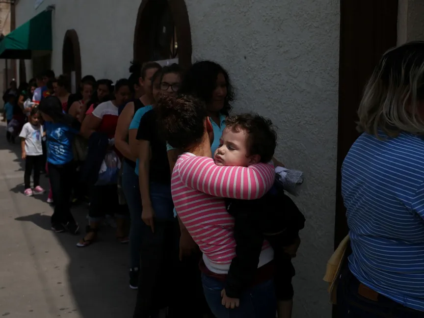 مهاجرون مع أطفالهم في مركز إيواء مؤقت بماكالين، ولاية تكساس. 27 يوليو 2018 - Reuters