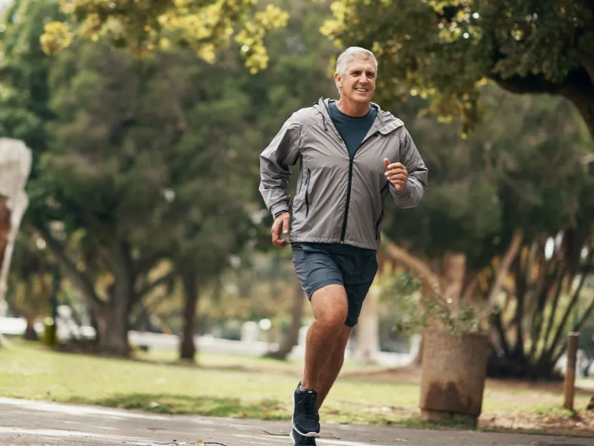 رجل يمارس رياضة الركض