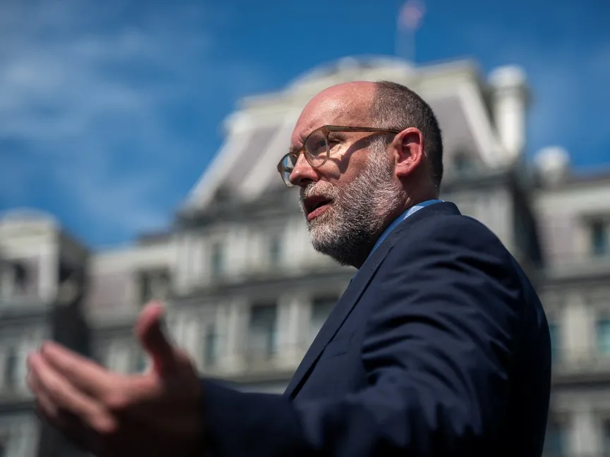 مدير مكتب الإدارة والميزانية راسل فوت يتحدث إلى الصحافيين خارج الجناح الغربي للبيت الأبيض في واشنطن العاصمة. 17 يوليو 2025 - reuters