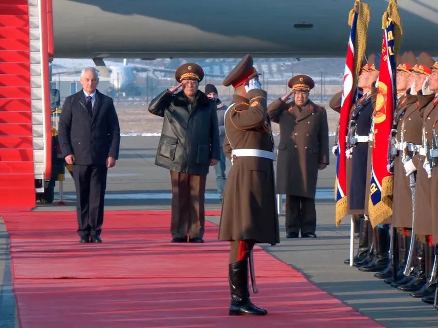 وزير دفاع كوريا الشمالية نو كوانج تشول يرحب بنظيره الروسي أندريه بيلوسوف خلال استقباله بمطار بيونج يانج سونان الدولي في كوريا الشمالية. 29 نوفمبر 2024 - REUTERS