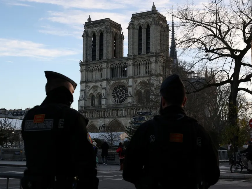 الشرطة الفرنسية بالقرب من كاتدرائية نوتردام دو باريس التي دمرها حريق في عام 2019 قبل مراسم إعادة الافتتاح. 6 ديسمبر 2024 - Reuters