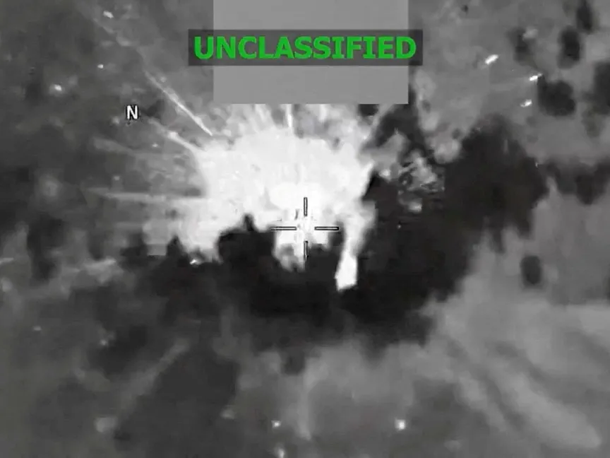 لقطة من فيديو نشرته القيادة الجنوبية الأميركية يُظهر انفجاراً على متن سفينة تم استهدافها بعد الاشتباه بتورطها في تهريب المخدرات في منطقة البحر الكاريبي. 13 فبراير 2026 - Reuters