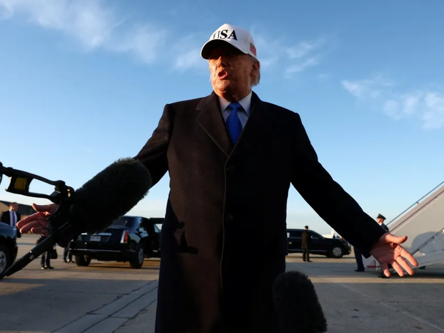 الرئيس الأميركي دونالد ترمب يتحدث إلى الصحافيين قبل صعوده على متن الطائرة الرئاسية Air Force One في قاعدة أندروز المشتركة بولاية ماريلاند متوجهاً إلى فلوريدا. 13 مارس 2026 - REUTERS