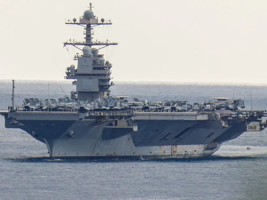 حاملة الطائرات الأميركية "يو إس إس جيرالد آر فورد" تصل إلى قاعدة سودا باي البحرية في جزيرة كريت اليونانية، 23 مارس 2026 - Reuters