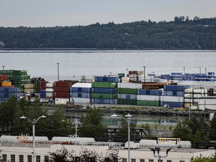 ميناء بالقرب من وسط مدينة أنكوريج قبل الاجتماع بين الرئيس الأميركي دونالد ترمب والرئيس الروسي فلاديمير بوتين في ولاية ألاسكا. 13 أغسطس 2025 - REUTERS