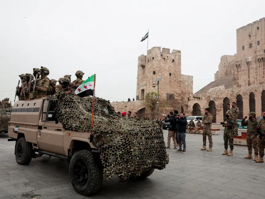 أفراد من الجيش السوري في عرض عسكري في مدينة حلب شمالي سوريا. 8 ديسمبر 2025 - Reuters