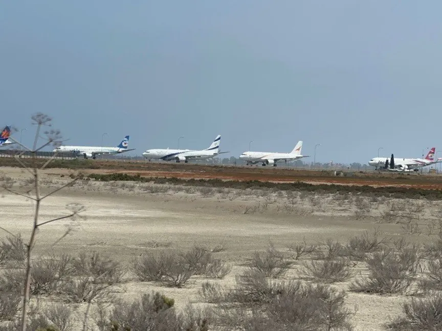 طائرات إسرائيلية مدنية تصطف في مطار لارنكا الدولي بمدينة لارنكا على الساحل الجنوبي الشرقي من قبرص. 14 يونيو 2025 - الشرق