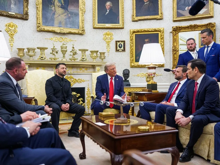 الرئيس الأميركي دونالد ترمب يستقبل الرئيس الأوكراني فولوديمير زيلينسكي في البيت الأبيض، 18 أغسطس 2025 - Bloomberg