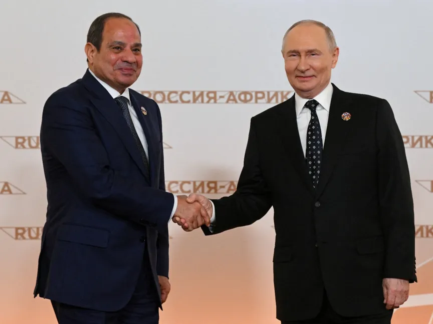 الرئيس المصري عبد الفتاح السيسي يصافح الرئيس الروسي فلاديمير بوتين خلال القمة الروسية الإفريقية، موسكو، 29 أكتوبر 2026 - Reuters