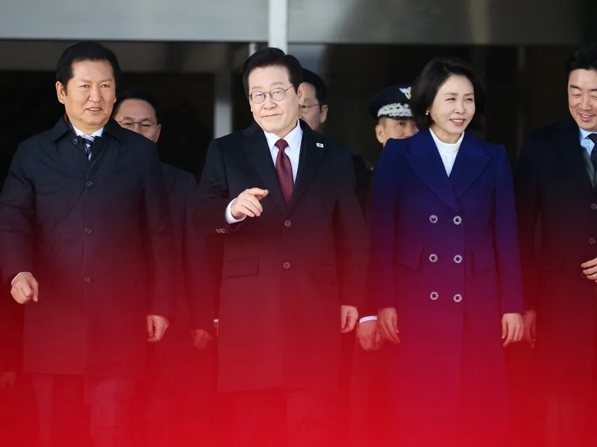 الرئيس الكوري الجنوبي لي جاي ميونج وزوجته كيم هاي كيونج يصلان إلى قاعدة سول الجوية في سيونجنام بكوريا الجنوبية قبل التوجه إلى الصين. 4 يناير 2026 - Reuters
