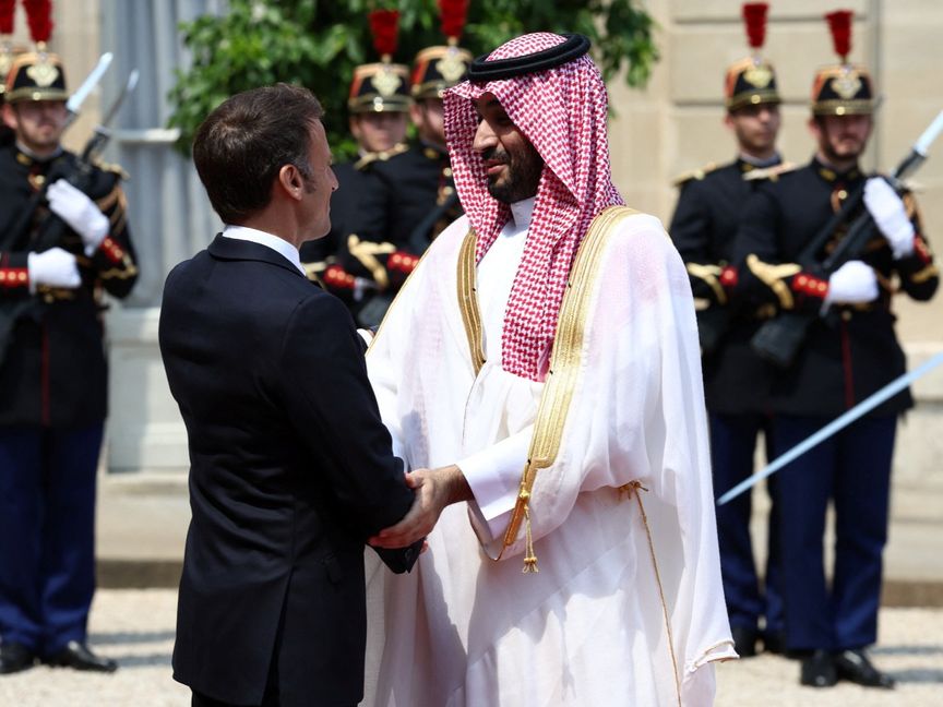 ولي العهد السعودي يغادر إلى فرنسا في زيارة دولة