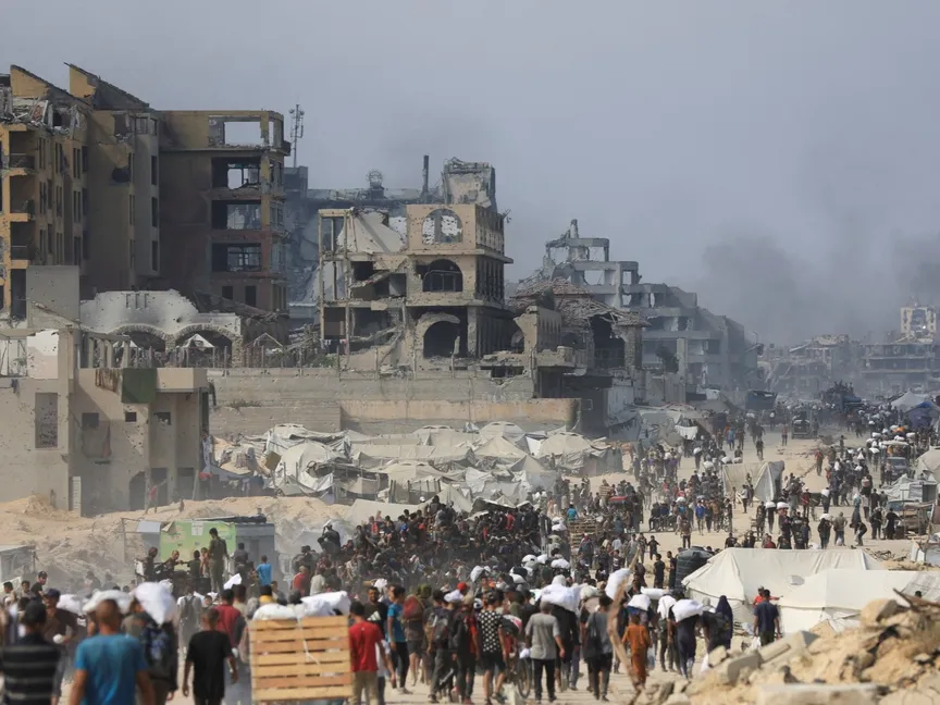 فلسطينيون يحملون مساعدات حصلوا عليها من شاحنات دخلت غزة في بيت لاهيا بشمال قطاع غزة. 10 أغسطس 2025 - Reuters