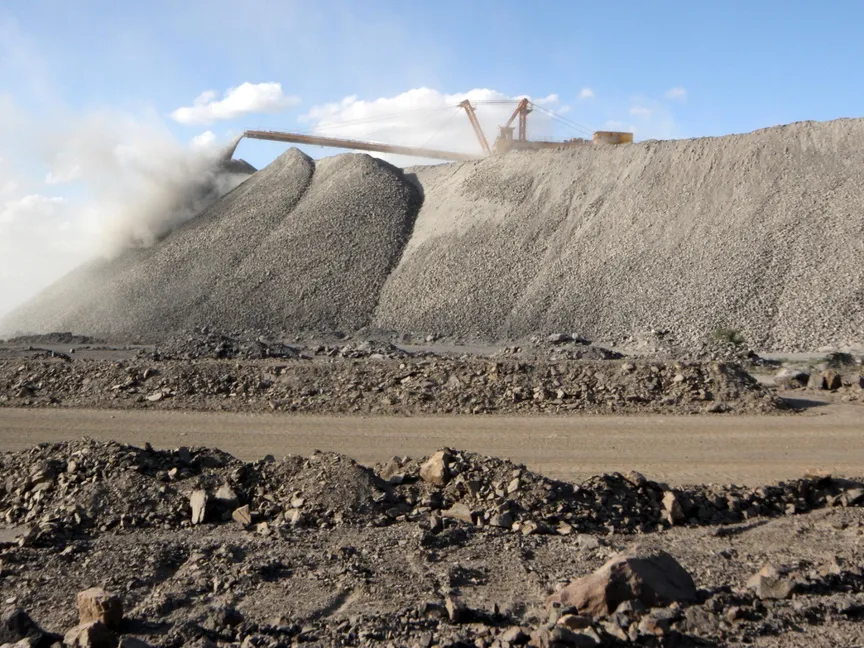 آلة تعدين في منجم بايان أوبو الذي يحتوي على معادن أرضية نادرة في منغوليا الداخلية بالصين. 16 يوليو 2011 - REUTERS