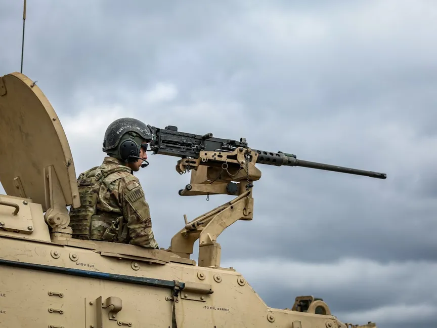 جندي من الجيش الأميركي أمام مدفع هاوتزر خلال تمرين في ألمانيا. 28 مارس 2023 - REUTERS