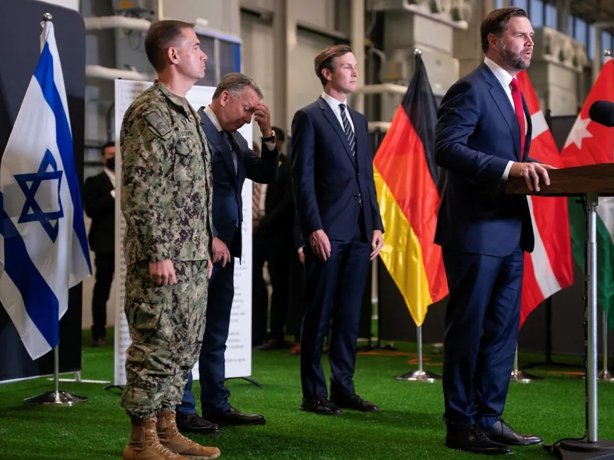 نائب الرئيس الأميركي جيه دي فانس خلال مؤتمر صحافي عقد في مركز التنسيق المدني العسكري بجنوب إسرائيل. 21 أكتوبر 2025 - REUTERS