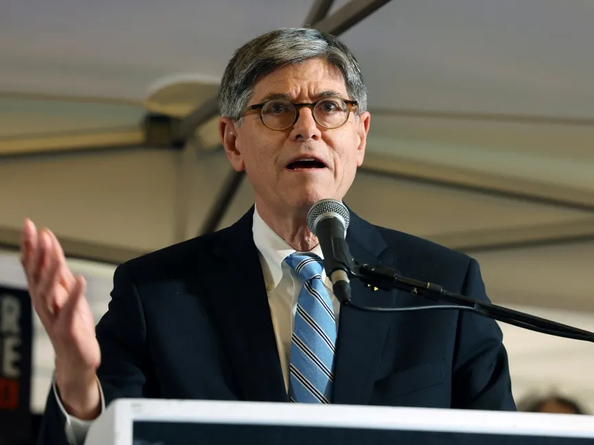 السفير الأميركي لدى إسرائيل جاك ليو يدلي بخطاب في تل أبيب بإسرائيل أمام عائلات الرهائن الإسرائيليين المحتجزين في غزة. 14 يناير 2024 - AFP