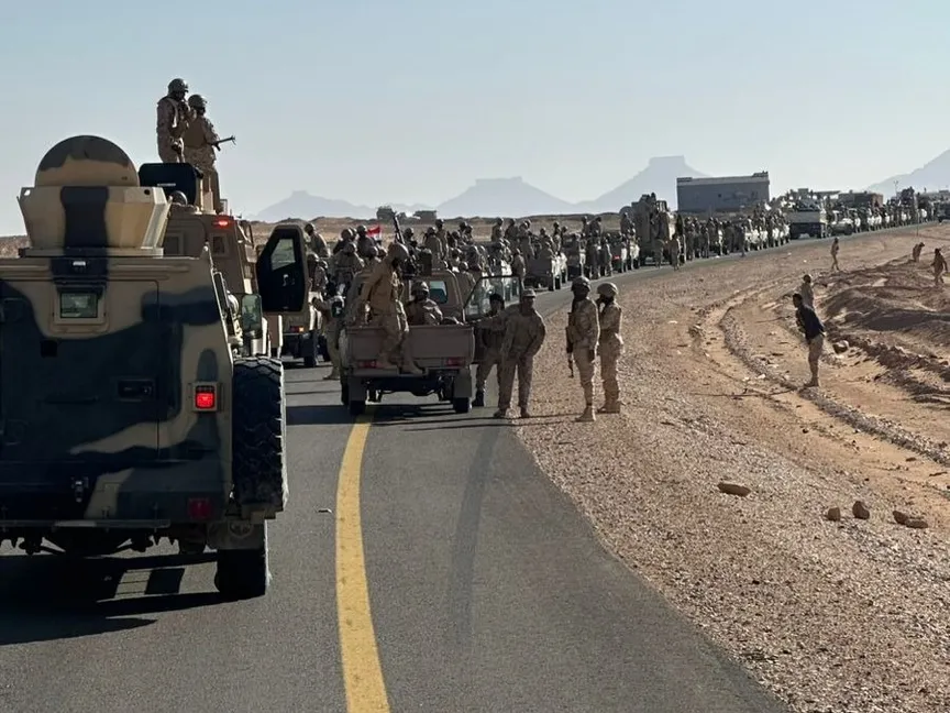 حشود عسكرية تابعة لقوات (درع الوطن) تشارك في عملية (استلام المعسكرات) التي أطلقها محافظ حضرموت سالم الخنبشي. 2 يناير 2026 - الشرق