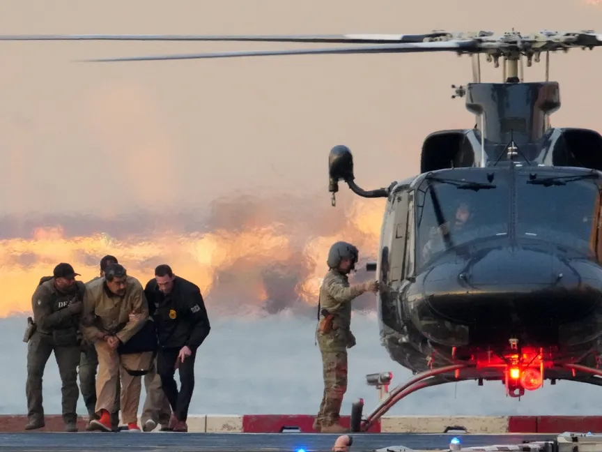 الرئيس الفنزويلي نيكولاس مادورو بعد وصوله إلى مهبط طائرات الهليكوبتر لنقله إلى محكمة في منهاتن. نيويورك. 5 يناير 2026 - Reuters