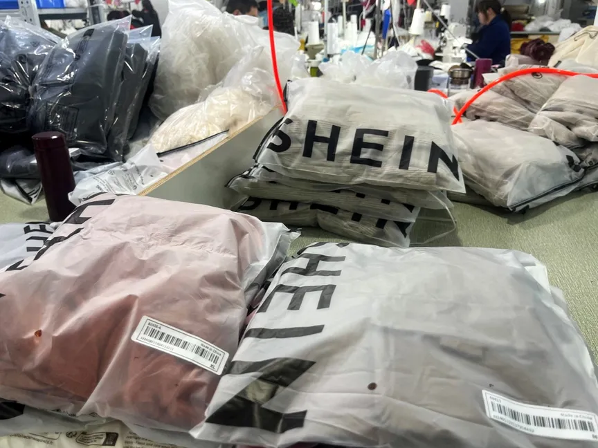 مجموعات من الملابس في مصنع لشركة Shein في قوانجتشو بمقاطعة قوانغدونج في الصين. 1 أبريل 2025 - Reuters