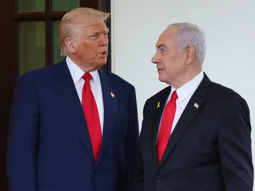 الرئيس الأميركي دونالد ترمب يرحب برئيس الوزراء الإسرائيلي بنيامين نتنياهو عند مدخل البيت الأبيض في واشنطن. 7 أبريل 2025 - reuters