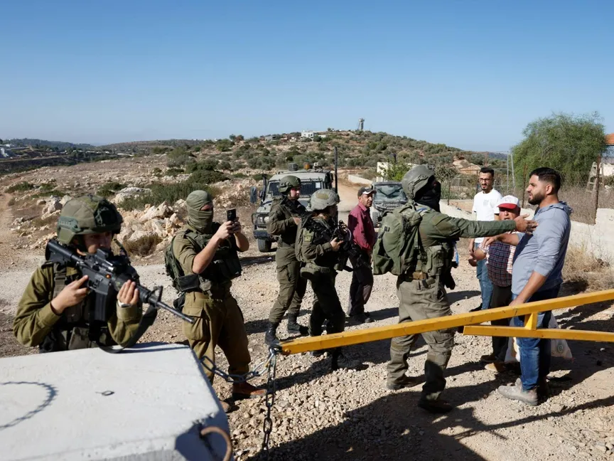 إسرائيل تعتقل وزير شؤون القدس الفلسطيني وتشن حملة واسعة في الضفة الغربية