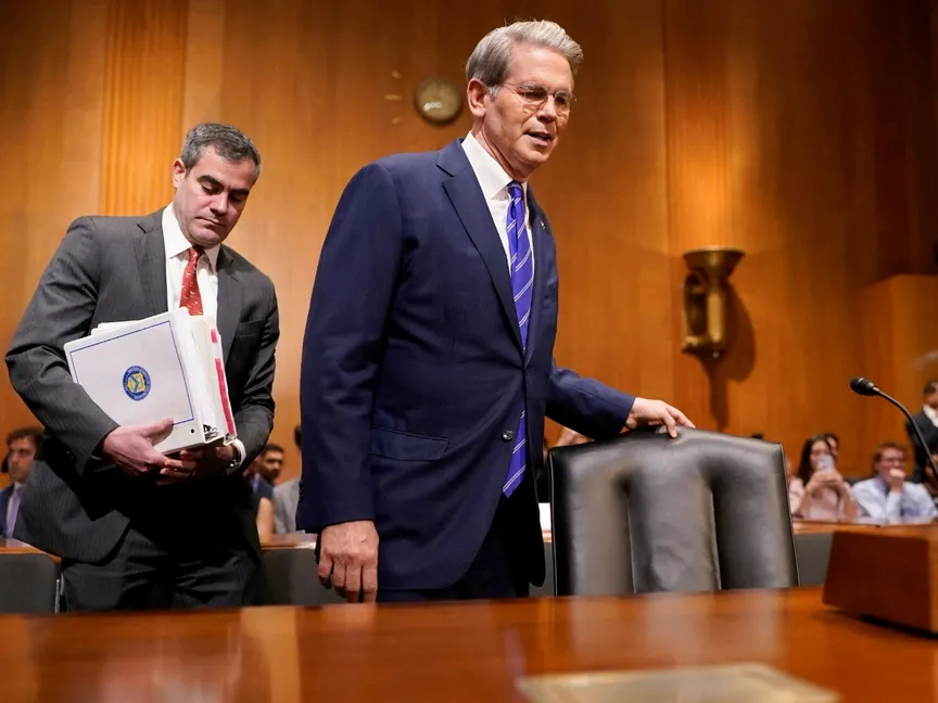 وزير الخزانة الأميركي سكوت بيسنت يصل للإدلاء بشهادته خلال جلسة استماع للجنة المالية بمجلس الشيوخ في الكابيتول هيل في واشنطن العاصمة. 12 يونيو 2025 - Reuters