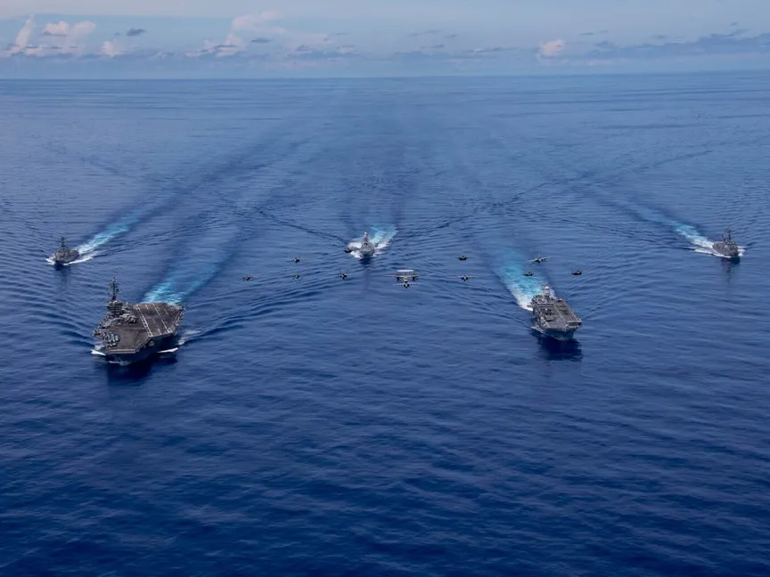 المجموعة القتالية لحاملة الطائرات الأميركية USS Abraham Lincoln ومجموعة حاملة الطائرات الإيطالية Cavour تبحران في تشكيل في منطقة عمليات الأسطول السابع الأميركي، 8 أغسطس 2024 - www.defense.gov