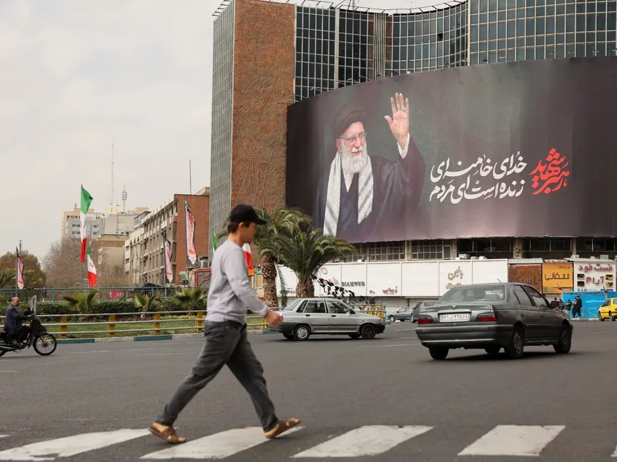 لوحة دعائية لنعي المرشد الإيراني علي خامنئي في أحد شوارع طهران. 2 مارس 2026 - Reuters