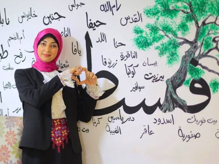 فرنسا تحجب التأشيرة عن شاعرة فلسطينية قتلت إسرائيل أولادها الأربعةتحولت قضية الشاعرة الفلسطينية آلاء القطراوي، التي فقدت أطفالها الأربعة في قصف إسرائيلي على خان يونس، إلى قضية رأي عام بعد أن رفضت فرنسا منحها تأشيرة منذ 6 أشهر.