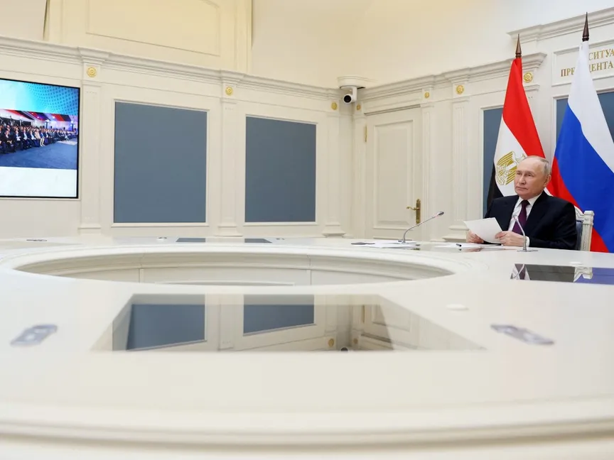 الرئيسان الروسي فلاديمير بوتين والمصري عبد الفتاح السيسي خلال مكالمة عبر الفيديو خلال تدشين إحدى محطات الطاقة بمشروع الضبعة النووي. 23 يناير 2024 - Reuters