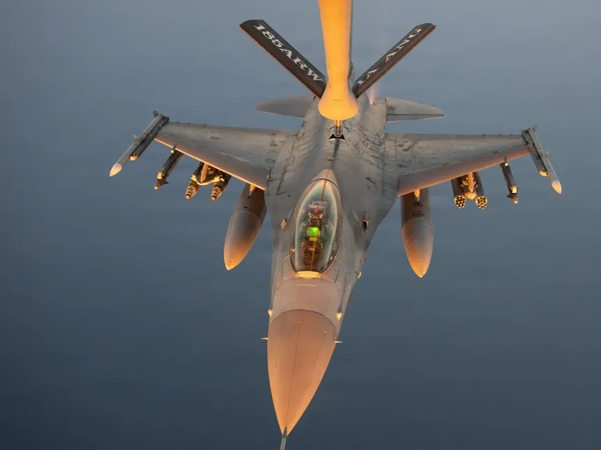 مقاتلة أميركية تتزود بالوقود فوق مضيق هرمز. 12 يوليو 2026 - CENTCOM