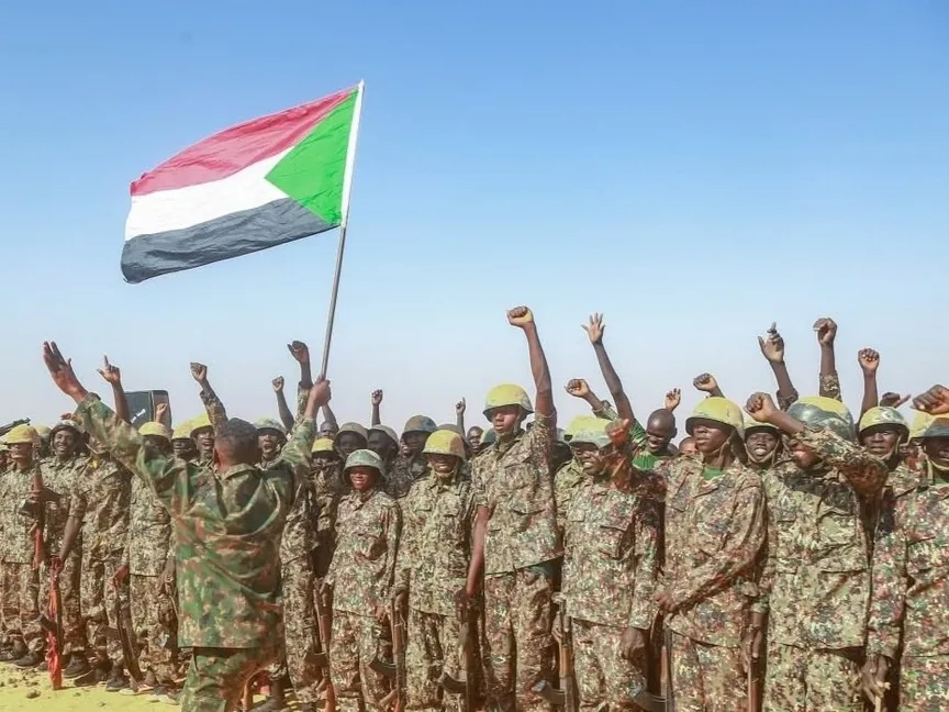 (صورة أرشيفية) جنود بالجيش السوداني يتأهبون للذهاب إلى محاور القتال في أحد المعسكرات. 7 ديسمبر 2025 - sudanese.armed.forces