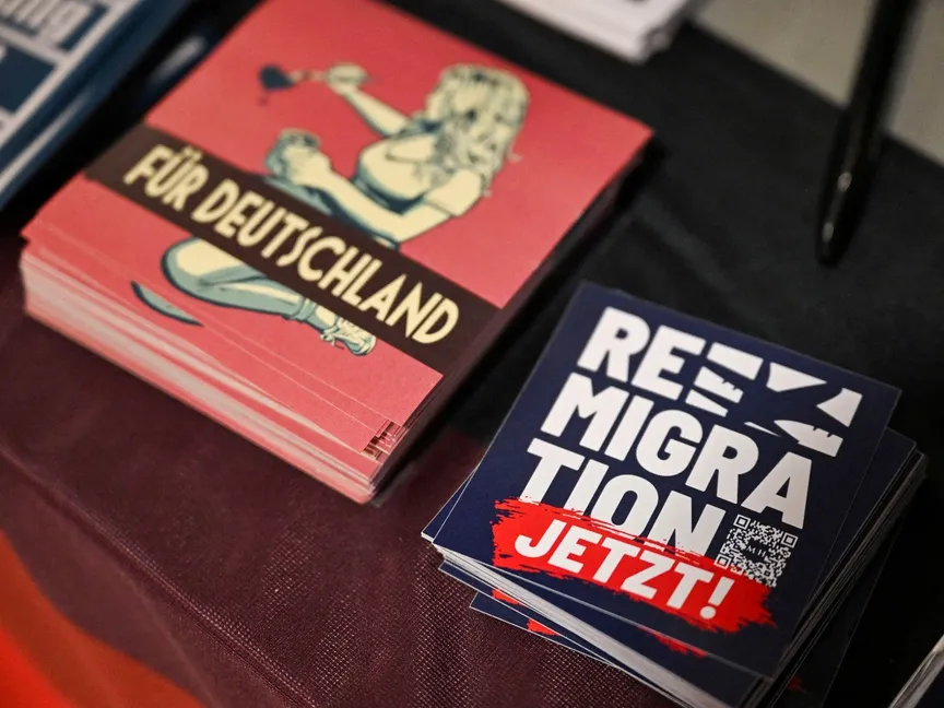 مطبوعات لمنظمة "الشاب البديل" في مؤتمر حزب البديل من أجل ألمانيا (AfD) في إيسن بألمانيا. 30 يونيو 2024 - Reuters