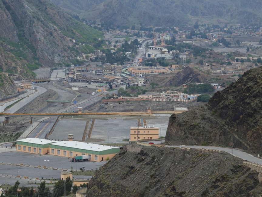 باكستان وأفغانستان تتبادلان القصف المدفعي المكثف رغم وقف إطلاق النار