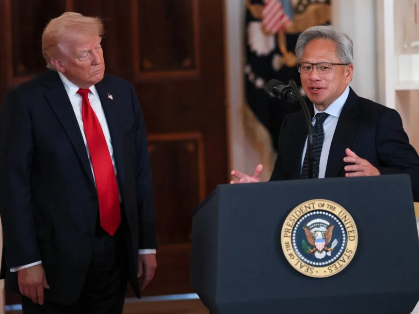 الرئيس التنفيذي لشركة إنفيديا جنسن هوانج يتحدث إلى جانب الرئيس الأميركي دونالد ترمب في البيت الأبيض. 30 أبريل 2025 - Reuters