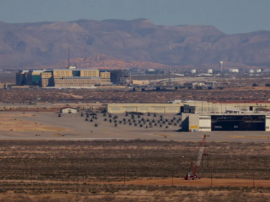 صورة أرشيفية لمروحيات تقف في قاعدة فورت بليس الجوية بعد أن رفعت إدارة الطيران الفيدرالية الأميركية الإغلاق المؤقت للمجال الجوي فوق إل باسو. 11 فبراير 2026 - Reuters