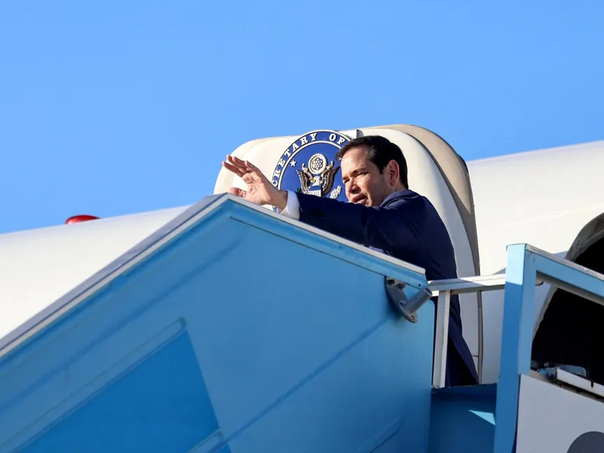 وزير الخارجية الأميركي ماركو روبيو قبل صعوده إلى طائرته المتجهة إلى الدوحة من مطار بن جوريون في تل أبيب. 25 أكتوبر 2025 - reuters