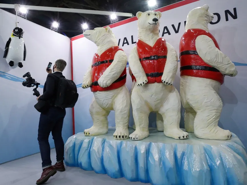 شخص يتفقد أحد أجنحة معرض على هامش مؤتمر الأمم المتحدة لتغير المناخ "كوب 26" في جلاسكو بأسكتلندا. 1 نوفمبر 2021 - Reuters